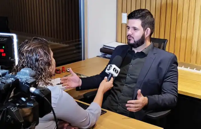 Foto do consultor financeiro Cassio Souza na entrevista da TV Anhnguera